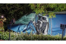 Bestuurder bekneld en zwaargewond na botsing tegen boom in Wieringerwerf