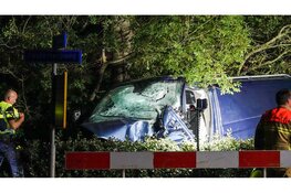 Bestuurder bekneld en zwaargewond na botsing tegen boom in Wieringerwerf