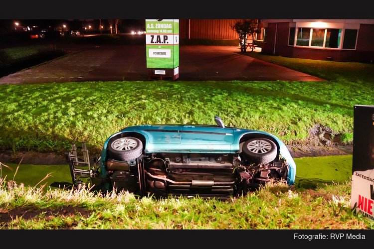 Auto belandt op zijkant in sloot langs Zandvaart in Breezand: inzittenden ongedeerd