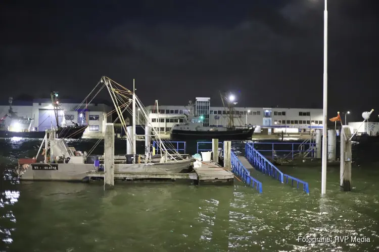 Haven van Den Oever stroomt vol door hoogwater tijdens storm Bóelo, waterstand wordt nog hoger