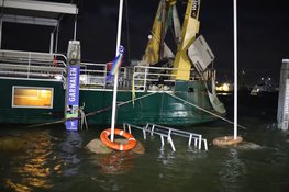 Haven van Den Oever stroomt vol door hoogwater tijdens storm Bóelo, waterstand wordt nog hoger
