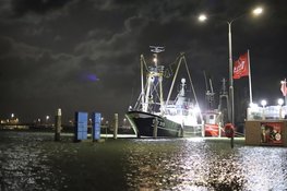 Haven van Den Oever stroomt vol door hoogwater tijdens storm Bóelo, waterstand wordt nog hoger
