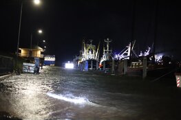Haven van Den Oever stroomt vol door hoogwater tijdens storm Bóelo, waterstand wordt nog hoger