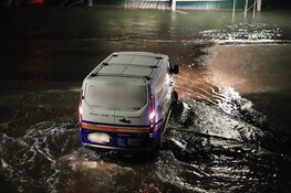 Haven van Den Oever stroomt vol door hoogwater tijdens storm Bóelo, waterstand wordt nog hoger