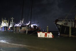 Haven van Den Oever stroomt vol door hoogwater tijdens storm Bóelo, waterstand wordt nog hoger