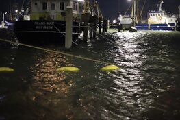 Haven van Den Oever stroomt vol door hoogwater tijdens storm Bóelo, waterstand wordt nog hoger