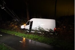 Pakketbezorger vliegt uit de bocht