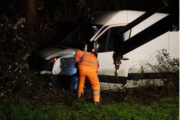 Pakketbezorger vliegt uit de bocht