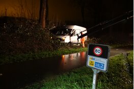 Pakketbezorger vliegt uit de bocht