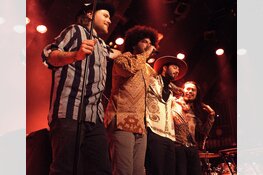 Rilan & The Bombardiers sensationeel in eigen huis