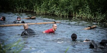 Ron Vlaar (AZ) en Nadine Broersen (WK atletiek)  bij Obstacle Run Heerhugowaard