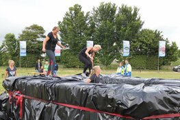 Bikkelen over Wad en Lutjestrand tijdens Wieringer Obstacle Run