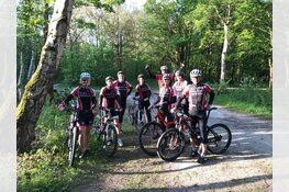 Mountainbiken in het bos