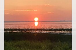 Avondwandeling met zonsondergang voor "Because We Carry"