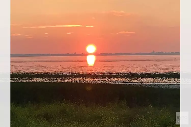 Avondwandeling met zonsondergang voor "Because We Carry"