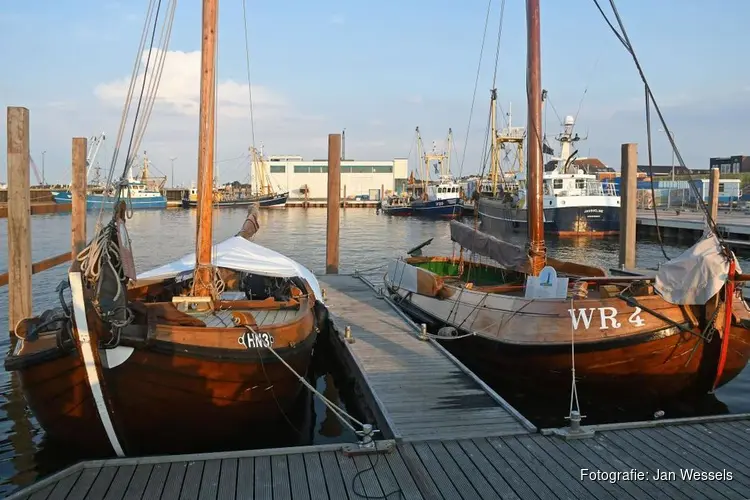 Wieringer Aken en Skuutje op nieuwe plek in ‘historische hoek’ haven Den Oever