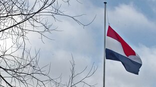 Inwoners Anna Paulowna steunen massaal oproep om vlag halfstok te hangen