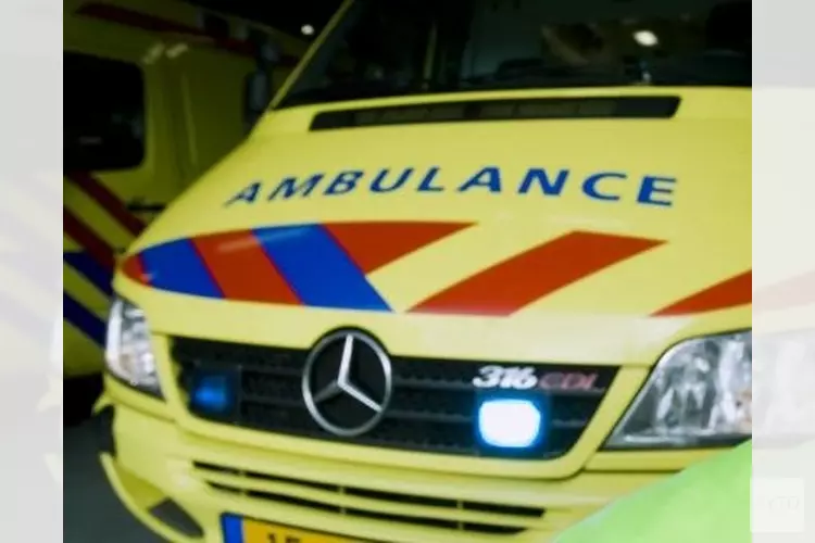Auto rijdt tegen boom op afrit A7 bij Middenmeer