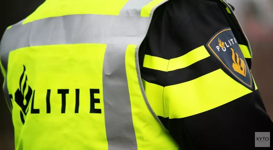 Auto raakt van weg en belandt ondersteboven in sloot