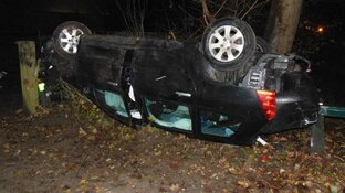 Bizar: auto slaat over de kop, bestuurder nog aanspreekbaar