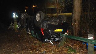 Bizar: auto slaat over de kop, bestuurder nog aanspreekbaar