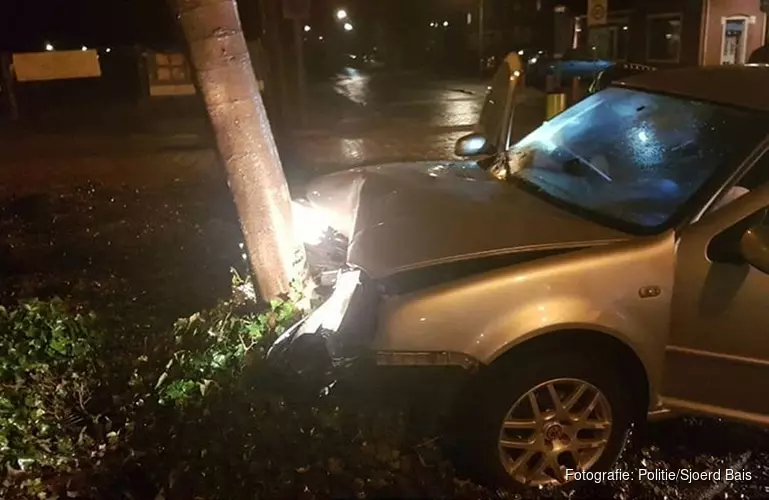 Drankrijder knalt op boom