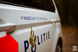 Auto botst op container met bouwafval in Breezand